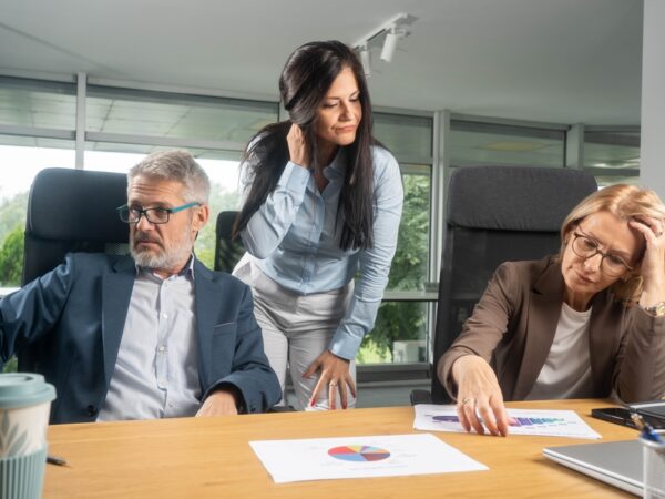 La transmission d’une entreprise est une étape clé dans la vie d’un dirigeant. Mais une question se pose toujours : faut-il privilégier une transmission familiale ou opter pour une vente à un tiers ?