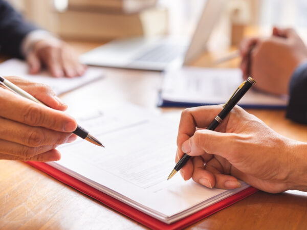 Trouver le bon repreneur lors de la cession de votre entreprise est une étape primordiale avant votre départ. Group p vous donne les conseils à garder en tête pour réussir votre projet.